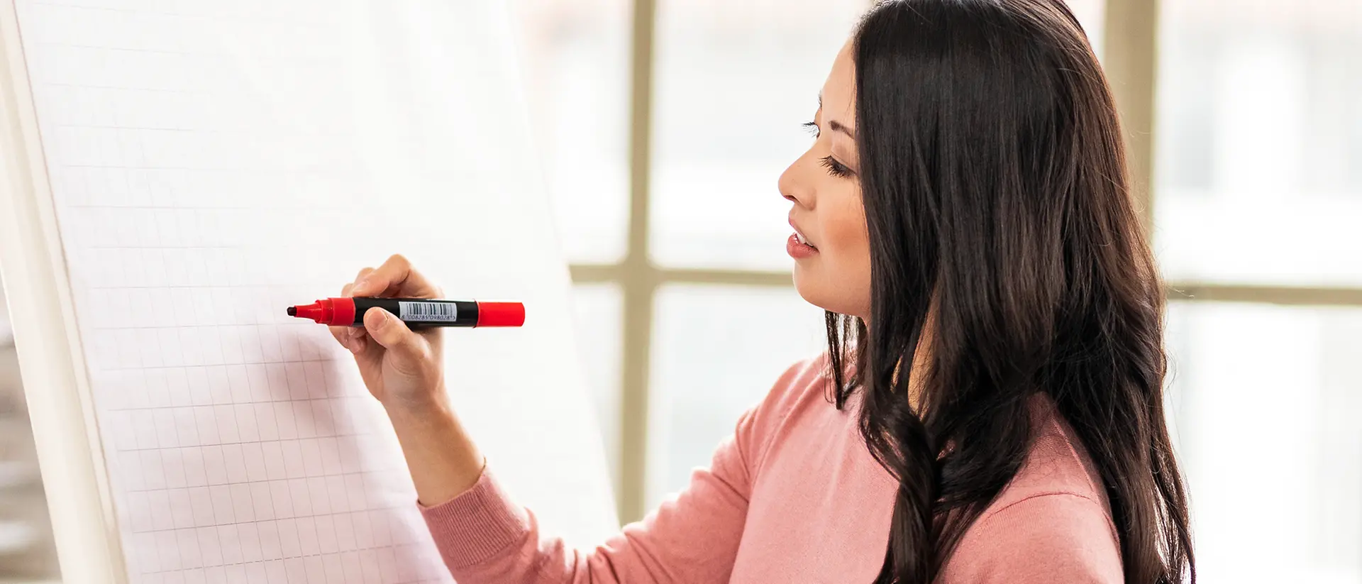 Frau mit Stift am Whiteboard 