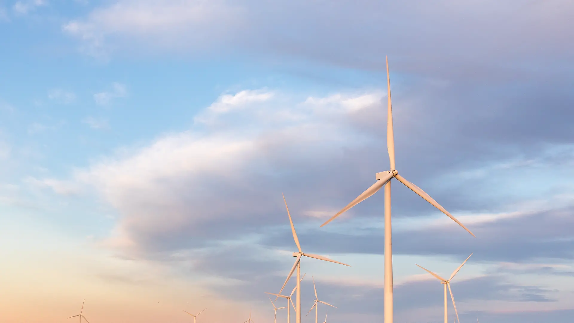 Windräder eines Windparks mit Himmel