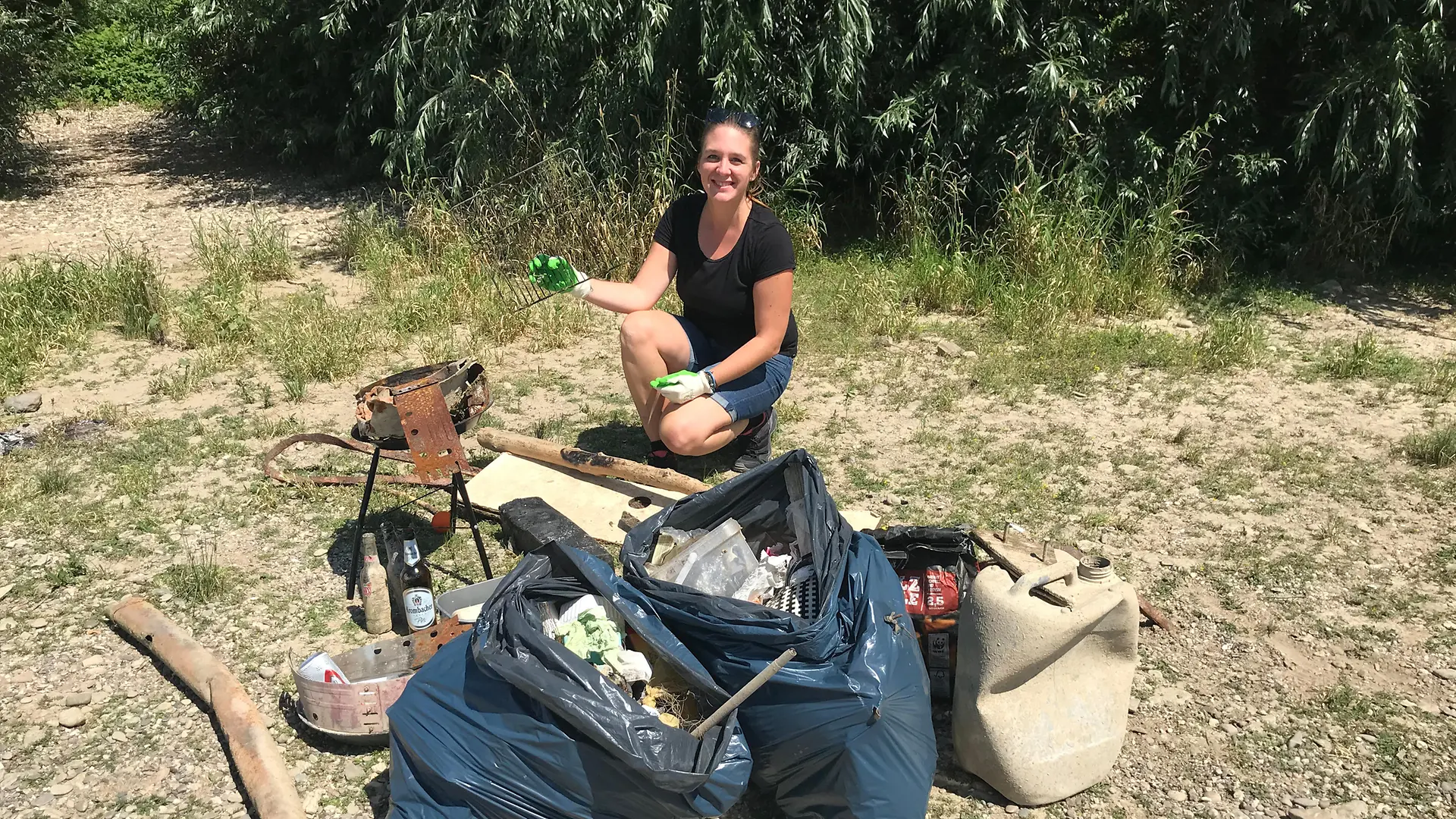 Victoria Blocksdorf organisiert regelmäßig Cleanup-Aktionen, um den Rhein in Düsseldorf sauber zu halten.