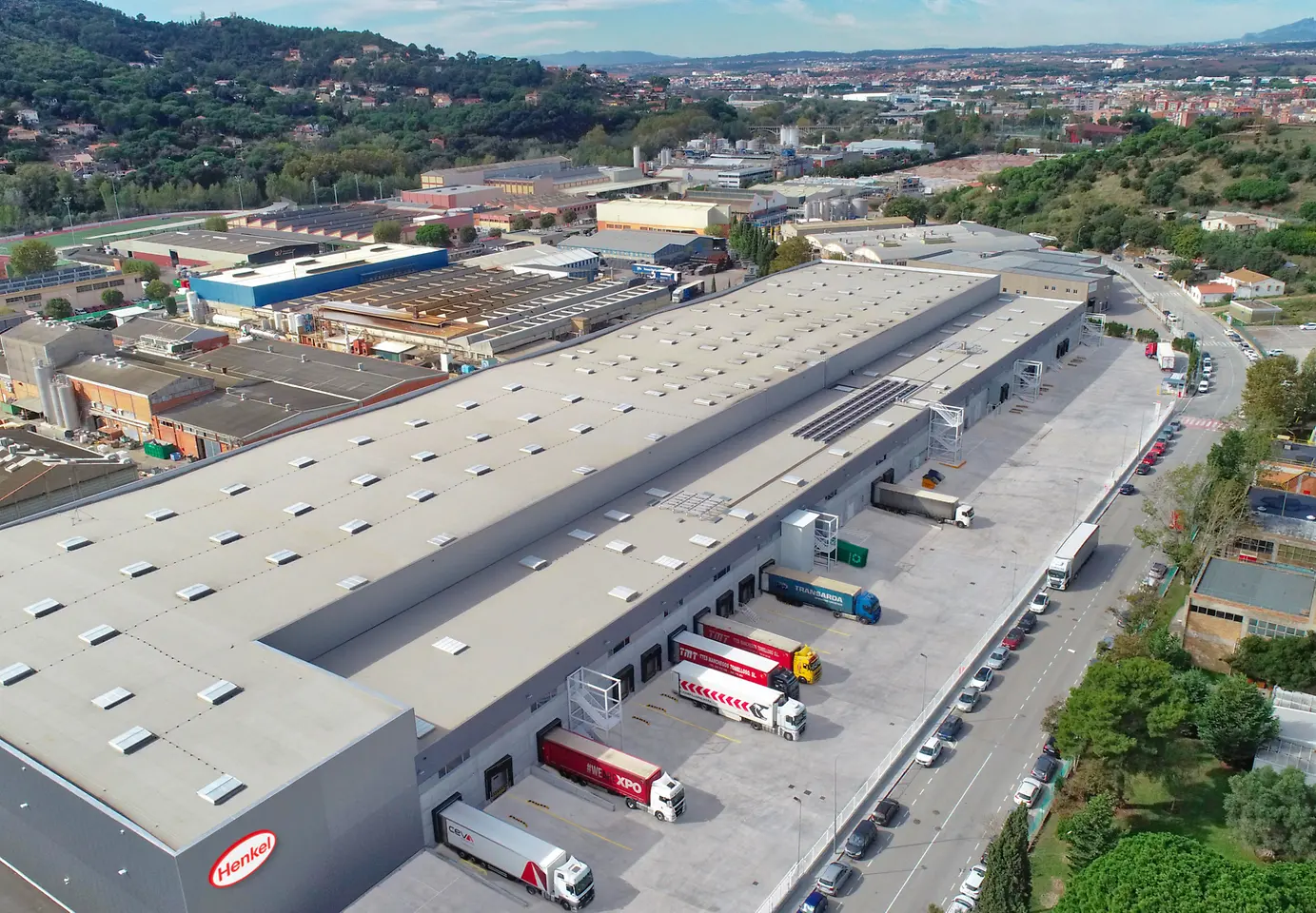 LKW vor dem Logistikzentrum