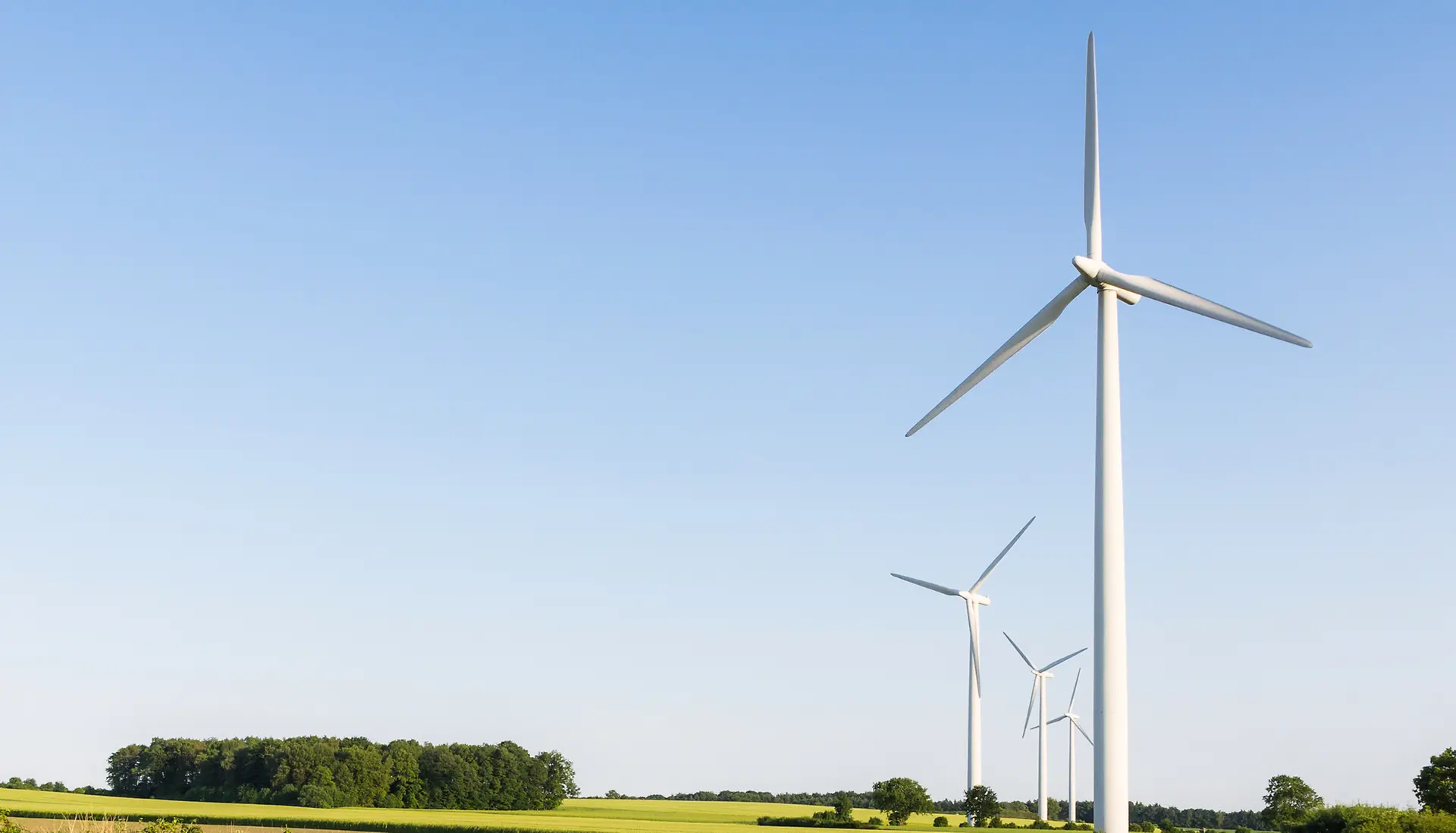 Landschaft mit Windkrafträdern