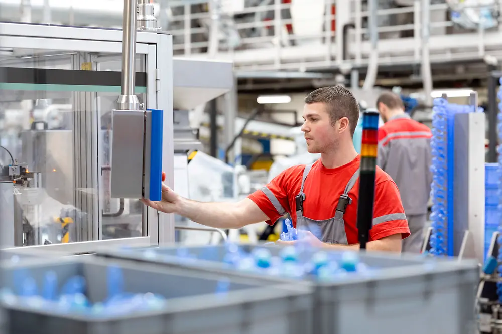 Ein Mitarbeiter bedient eine Produktionsmaschine im Henkel-Werk in Kruševac, Serbien