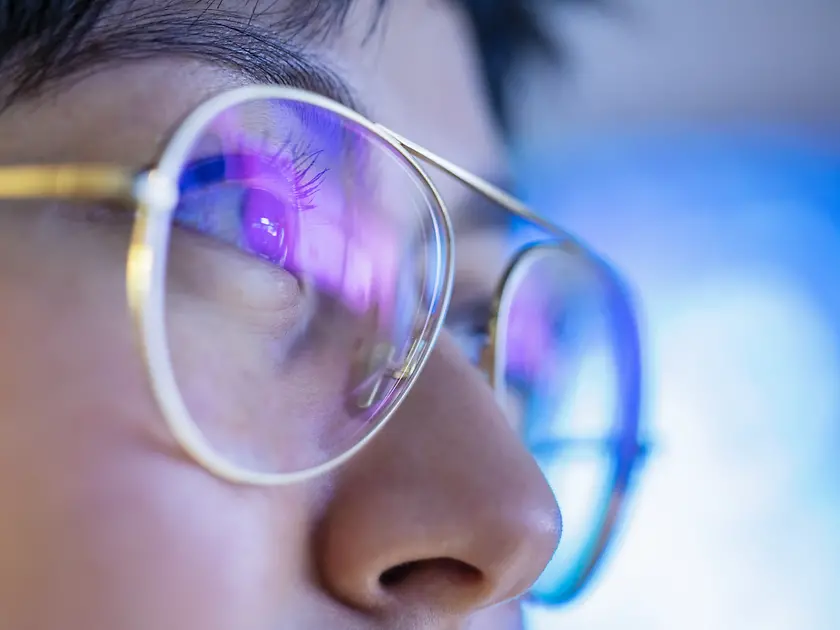 Nahaufnahme einer Frau mit Brille. 