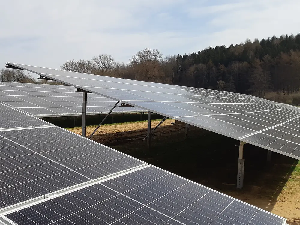 Eine Nahaufnahme der Photovoltaik-Anlage in Wassertrüdingen.