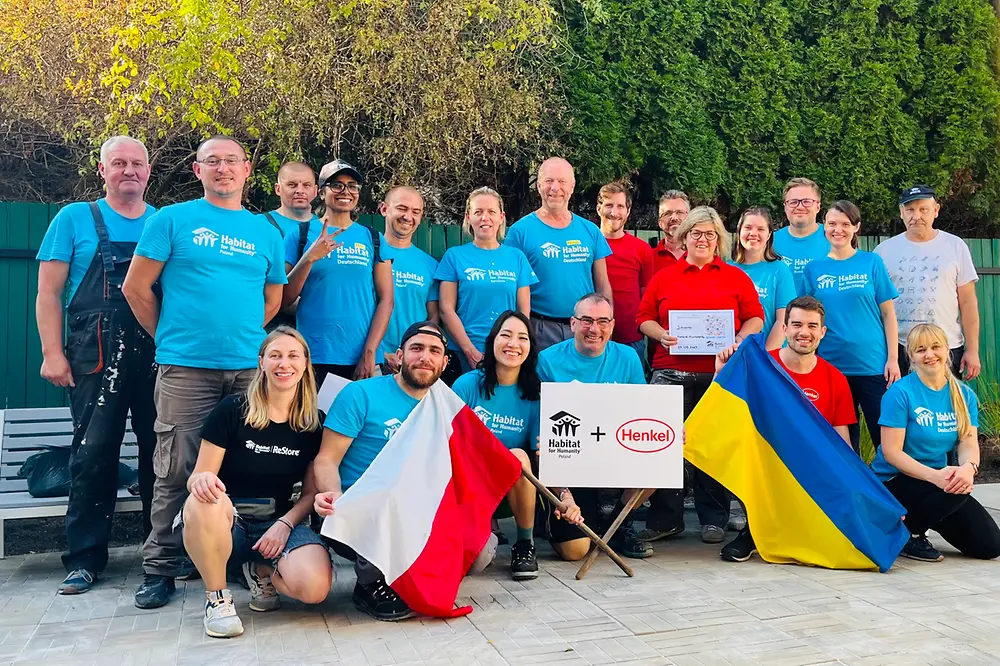 Ein Gruppenfoto der Henkel Volunteers auf ihrer Baureise in Polen. 