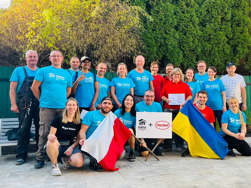 Ein Gruppenfoto der Henkel Volunteers auf ihrer Baureise in Polen. 