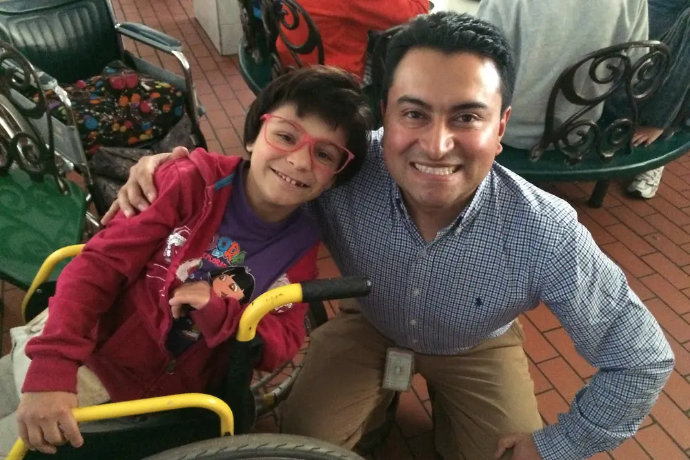 Mauricio Sandoval from Henkel Colombia with little Paula from the “Hogar Luz y Vida” foundation.