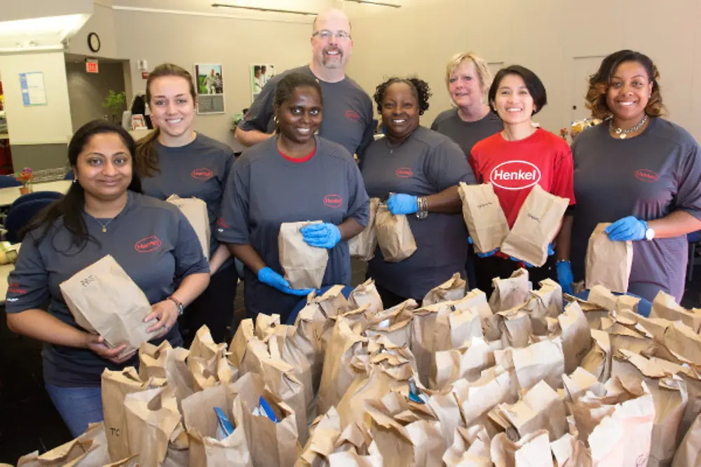 Henkel-Mitarbeiter aus Bridgewater, USA, packten in Kooperation mit der Organisation „SHIP“ Mittagessen in Papiertüten und lieferten sie an Bedürftige aus