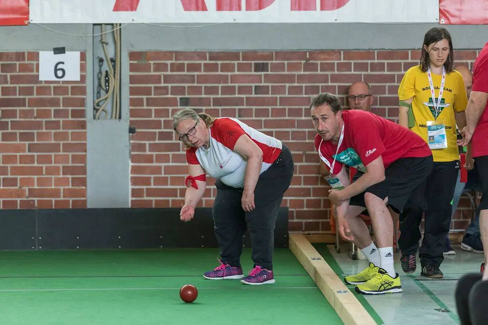 
Die Helfer des Henkel-Teams fiebern mit und weichen „ihren“ Athleten beim Spiel nicht von der Seite.