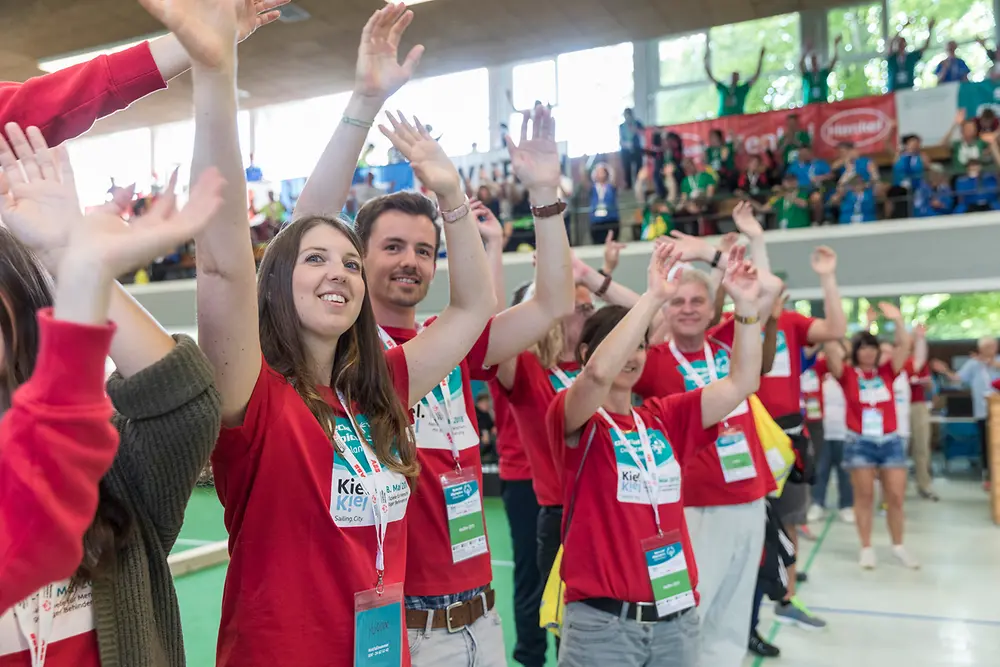 Das Helferteam bejubelt alle Boccia-Athleten