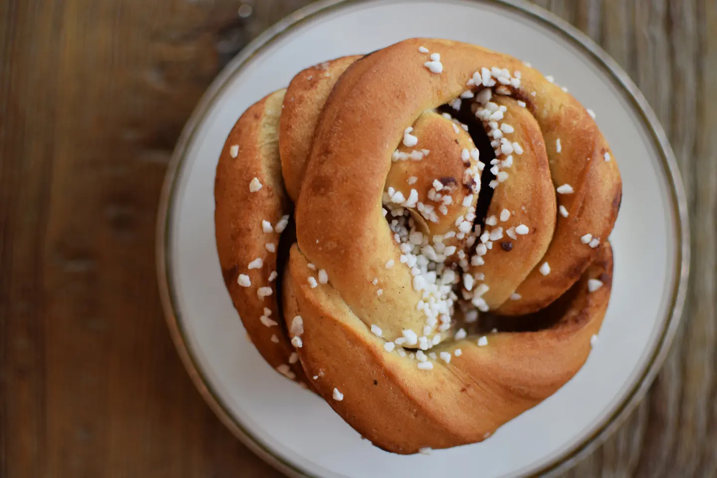 
Goldbraun, buttrig, zuckrig, zimtig: Wer entspannt bei dem Gedanken an Kanelbullar nicht?