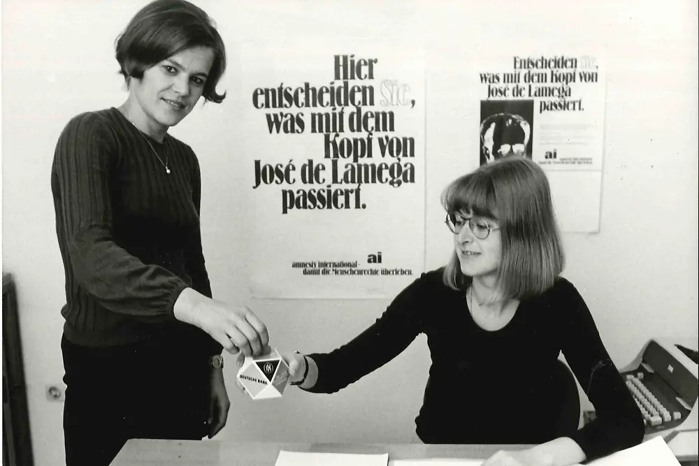 
1972: Die Henkel-Mitarbeiterin Angela Schultz setzt sich ehrenamtlich für die Menschenrechtsorganisation Amnesty International ein. Schultz, die als Dolmetscherin für Englisch und Französisch in der Stabsstelle Unternehmensplanung und Entwicklung in Düsseldorf-Holthausen tätig ist, engagiert sich in der Gruppe 101 von Amnesty in Düsseldorf. Sie hilft in ihrer Freizeit Gefangenen, die wegen ihrer politischen oder religiösen Überzeugung inhaftiert wurden. Ihre umfangreiche freiwillige Arbeit umfasst aufwändige Korrespondenzen und Recherchen, um den Inhaftierten die Haft zu erleichtern.