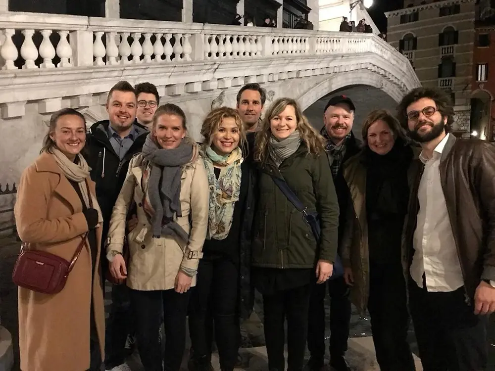 Um die Woche bei H-Farm gemeinsam ausklingen zu lassen, waren Lucia (Vierte von rechts) und ihr Team am letzten Abend Pizza essen in Venedig