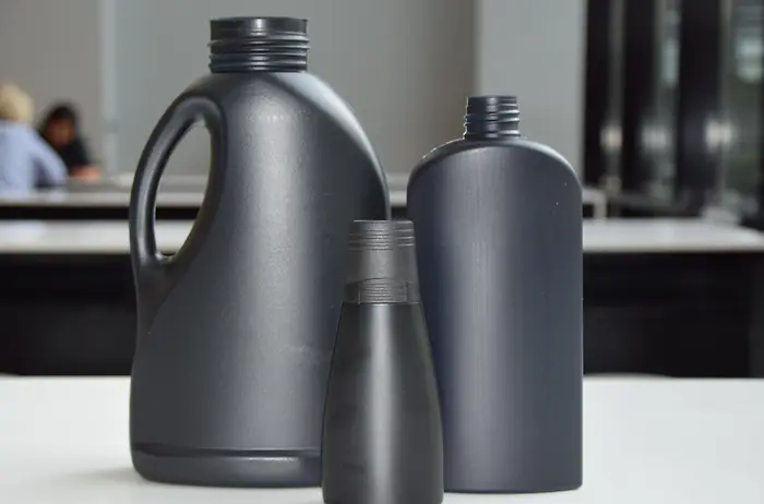 In Zusammenarbeit mit Ampacet arbeitet Henkel an der Umsetzung einer innovativen Lösung für schwarze Plastikverpackungen, die vollständig recycelbar sind