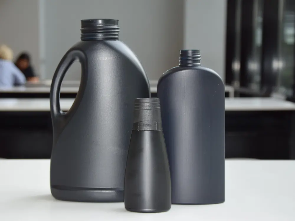 In Zusammenarbeit mit Ampacet arbeitet Henkel an der Umsetzung einer innovativen Lösung für schwarze Plastikverpackungen, die vollständig recycelbar sind