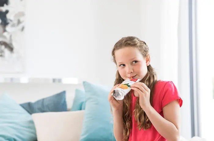 Um lebensmittelsichere Verpackungen zu gewährleisten, bringt Henkel eine neue Klebstofflösung auf den Markt: eine Rezeptur, die völlig frei von sogenannten „bedenklichen Stoffen“ ist.