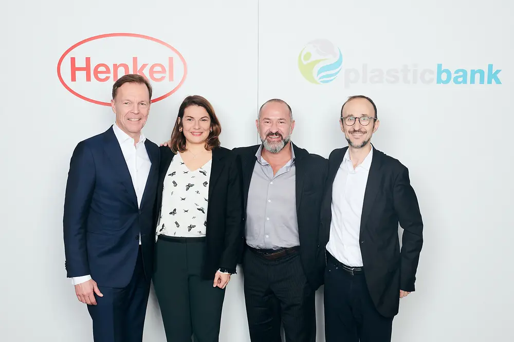 Nächster Schritt in der Partnerschaft von Henkel mit Plastic Bank (von links): Jens-Martin Schwärzler (Henkel), Sylvie Nicol (Henkel), David Katz (Plastic Bank), und Bruno Piacenza (Henkel)