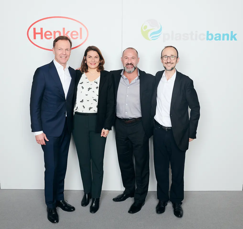 Nächster Schritt in der Partnerschaft von Henkel mit Plastic Bank (von links): Jens-Martin Schwärzler (Henkel), Sylvie Nicol (Henkel), David Katz (Plastic Bank), und Bruno Piacenza (Henkel)